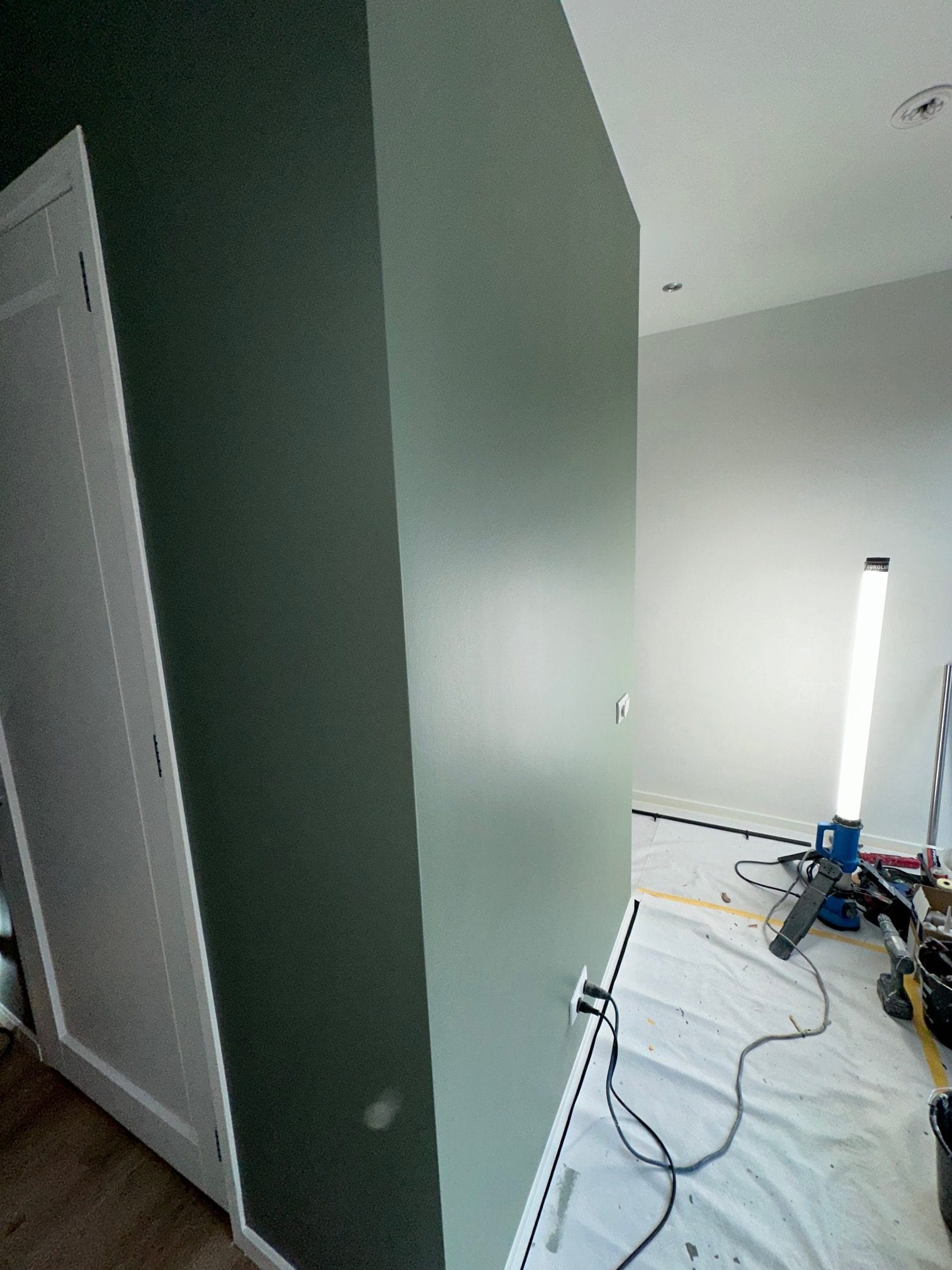 Latex spuiten muur en plafond voor een glad en strak resultaat.