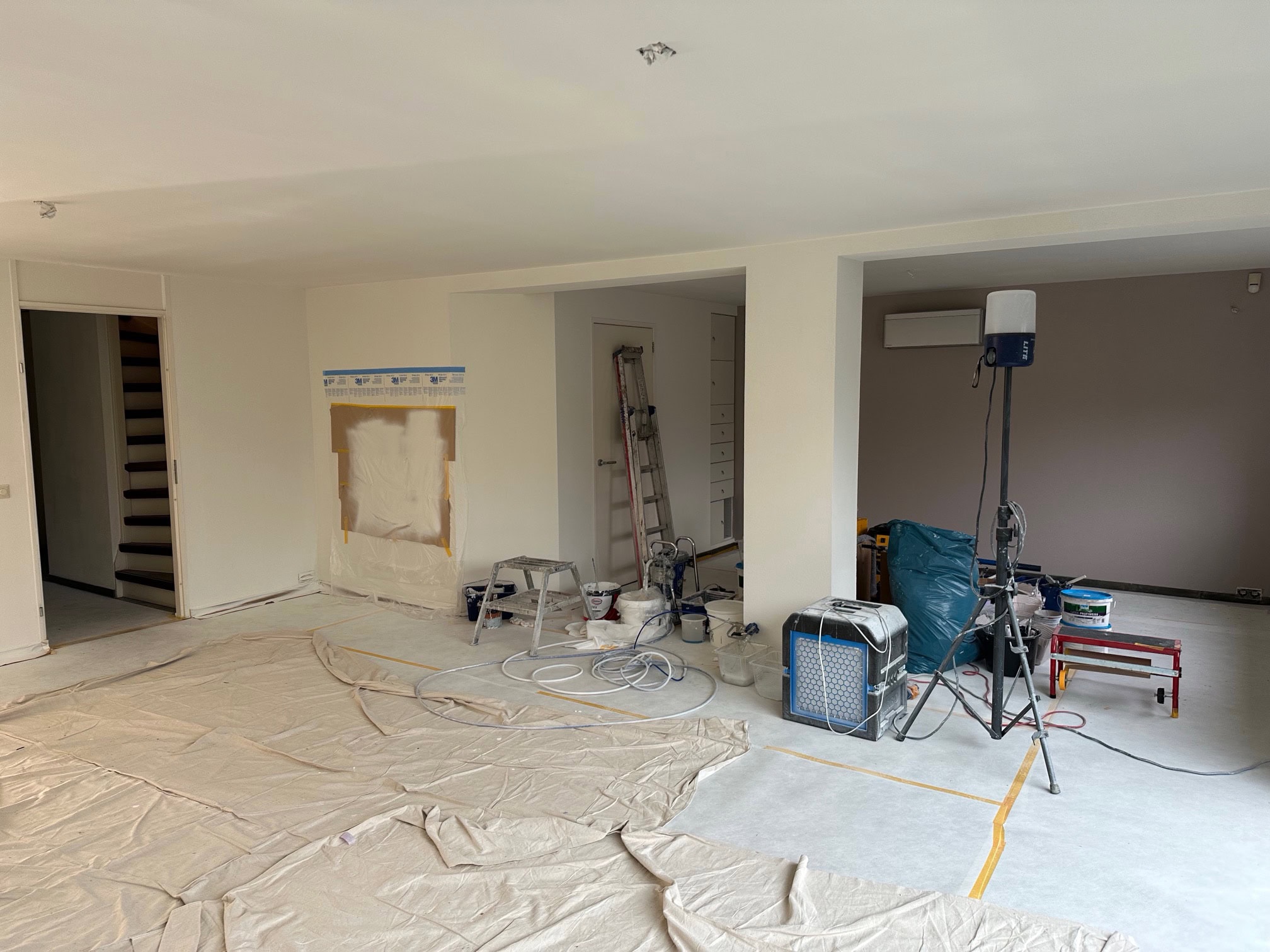 Latex spuiten op muur en plafond.