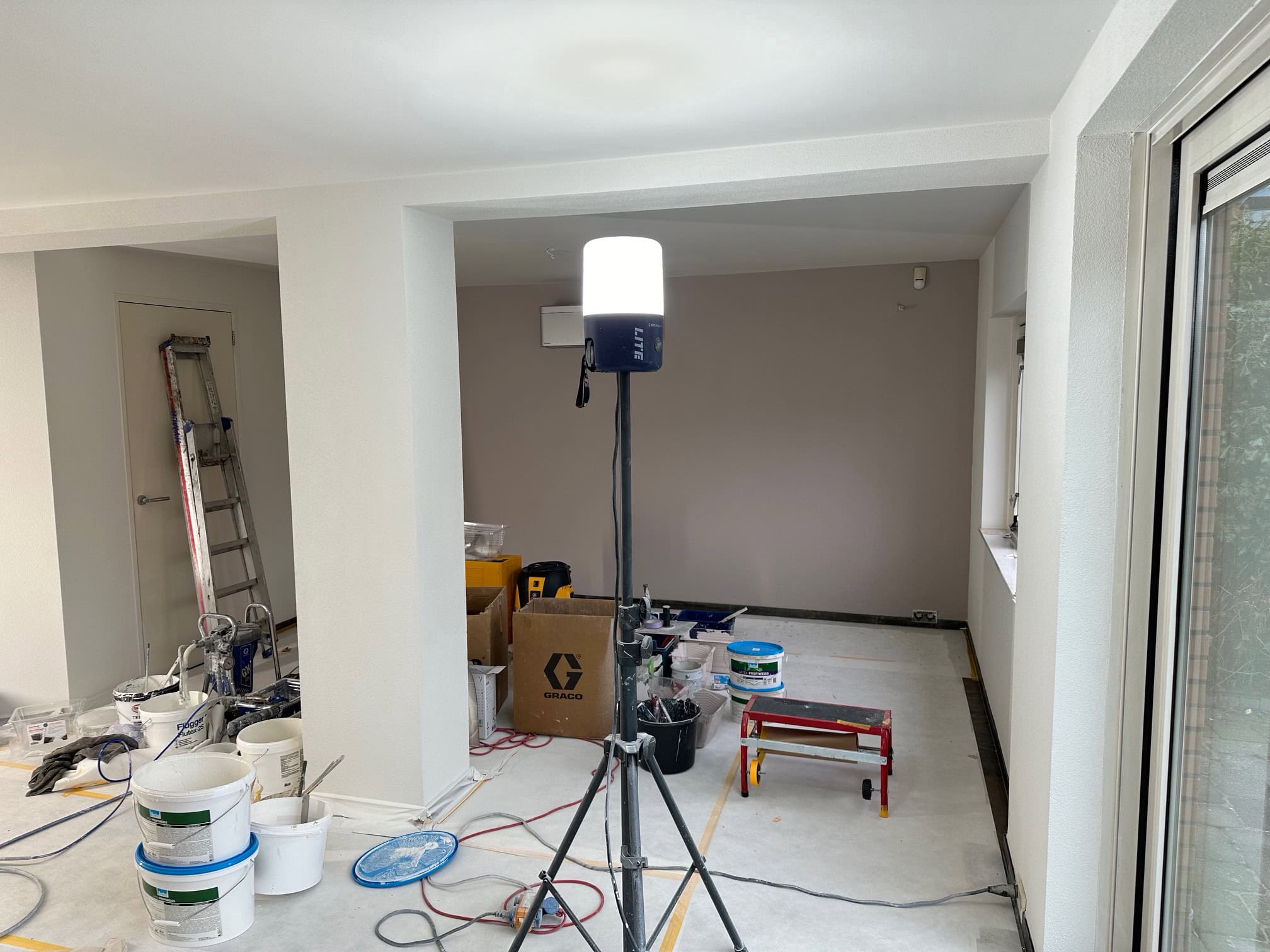 Latex spuiten op muur voor een glad en strak resultaat.