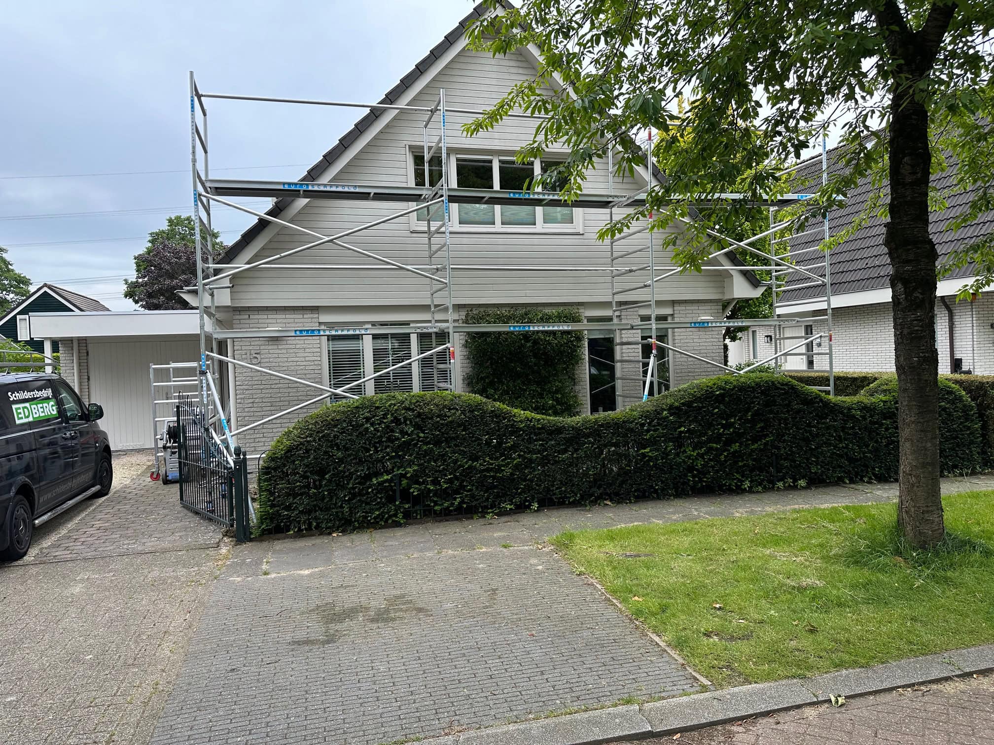 schilder aan het werk — buitenschilderwerk