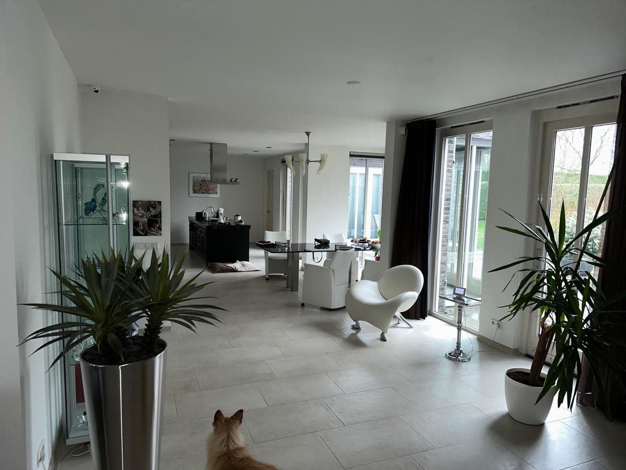 Latex spuiten woonkamer voor een glad en strak muurafwerking.