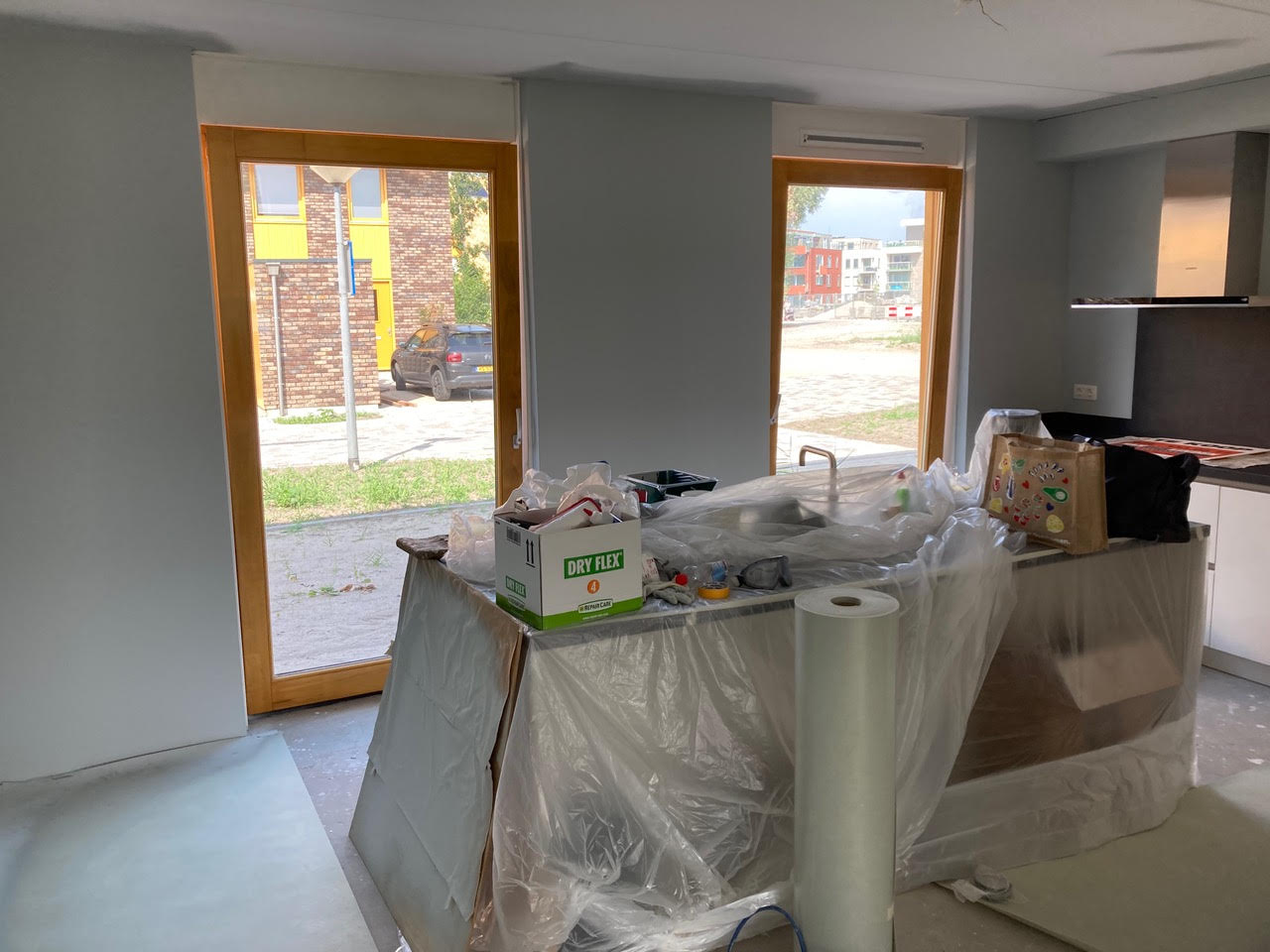Latex spuiten op muren en plafond voor een glad en strak resultaat.