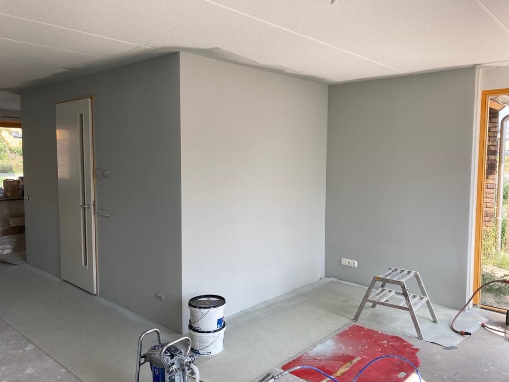 Latex spuiten op muur voor een glad en strak resultaat.