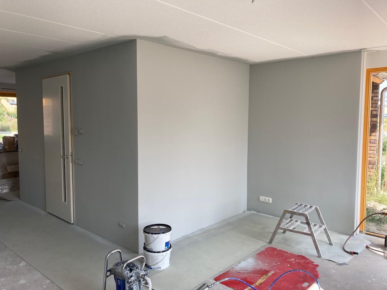Latex spuiten op muur voor een glad en strak resultaat.