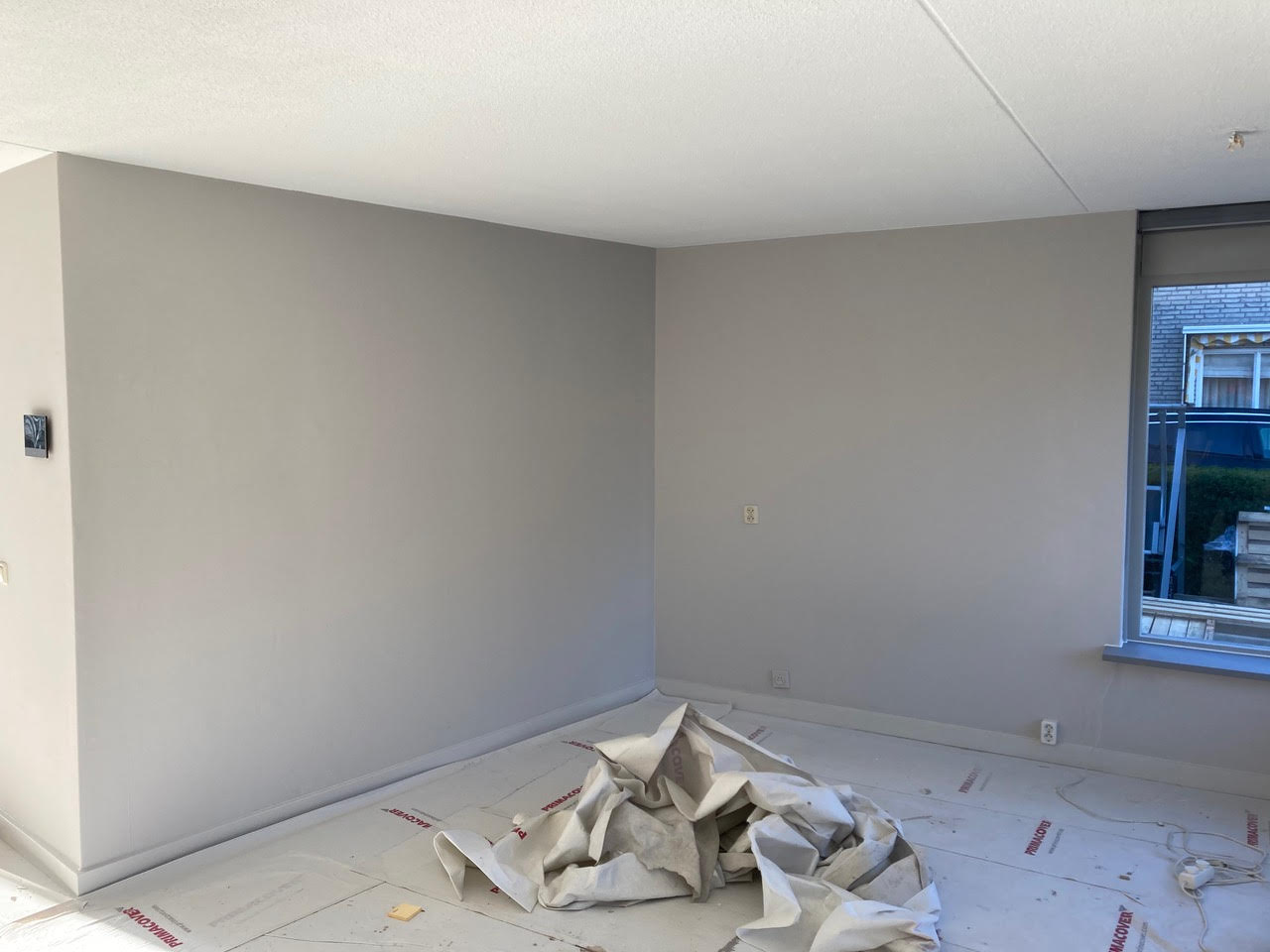 Latex spuitwerk op muur voor een glad en strak resultaat.