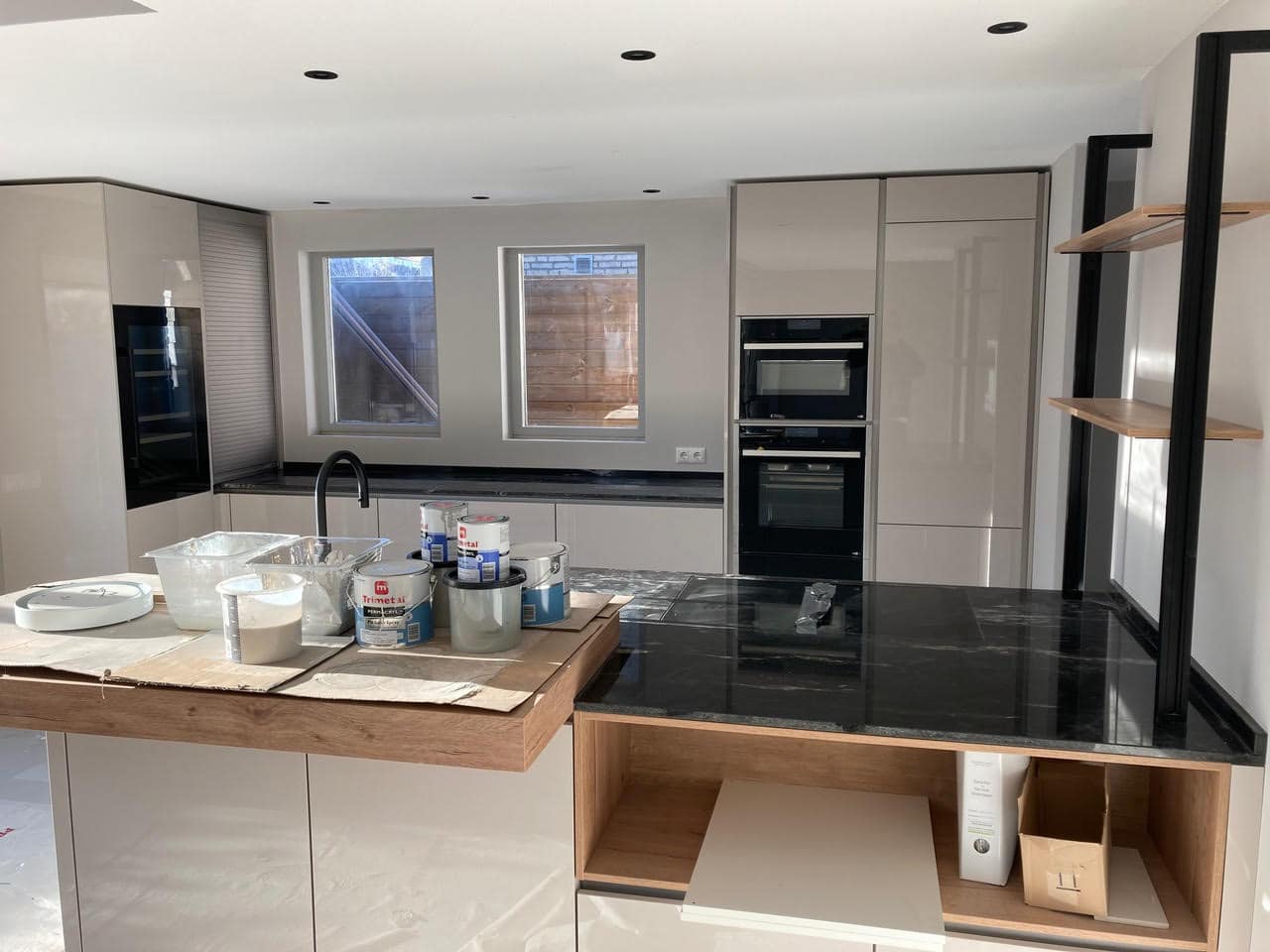 Professioneel latex spuiten in een moderne keuken voor een strakke afwerking.