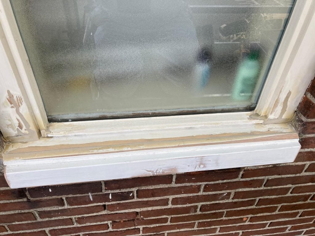 Houtrot reparatie aan raamkozijn voor betere bescherming en uitstraling.
