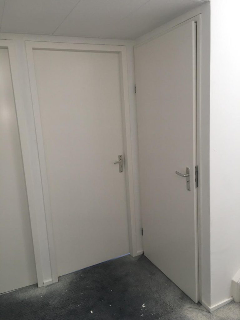 Latex spuiten op binnendeuren voor een glad en strak resultaat.
