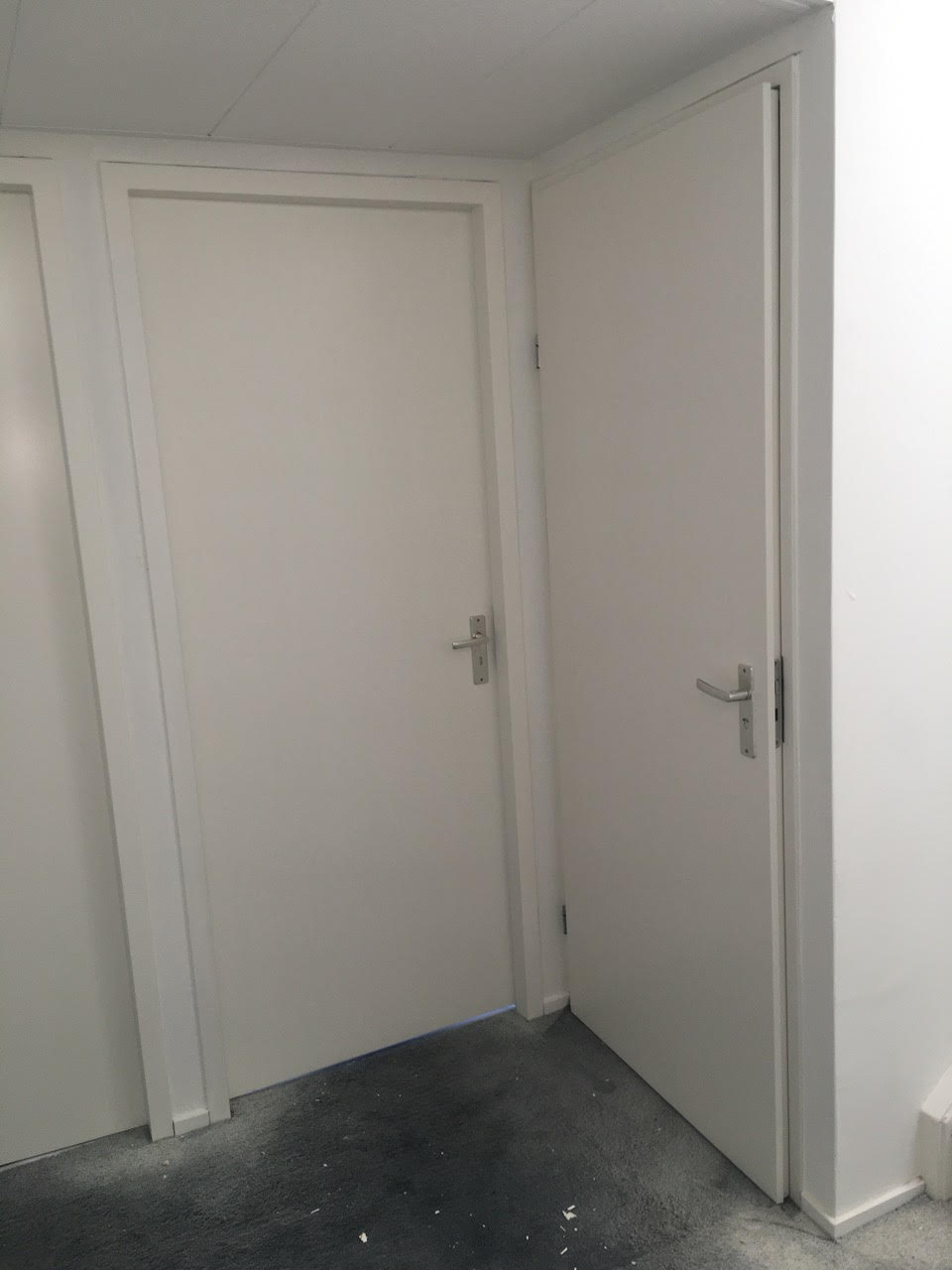 Latex spuiten op binnendeuren voor een glad en strak resultaat.