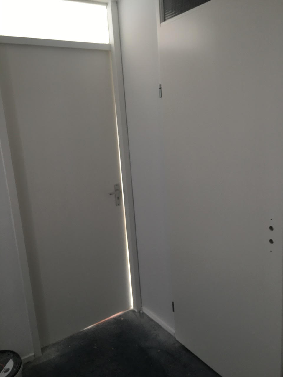Latex spuiten op binnendeuren voor een glad en strak resultaat.