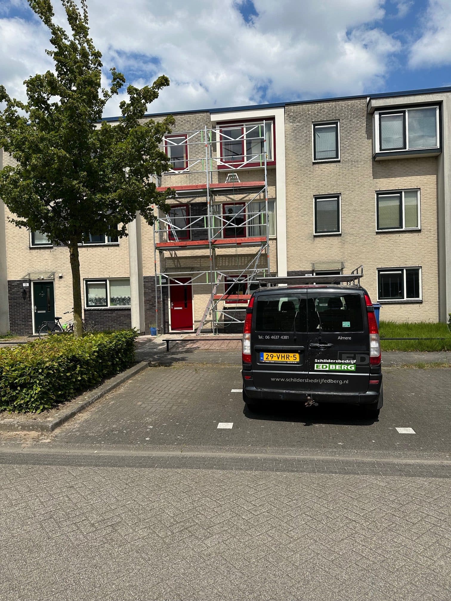 Scaffolding voor timmerwerken aan appartementencomplex.