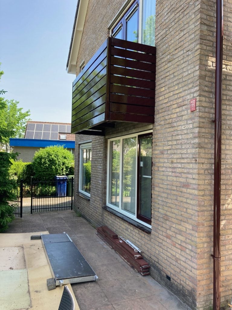 Professionele timmerwerken en afwerking voor buitengevel en balkon.
