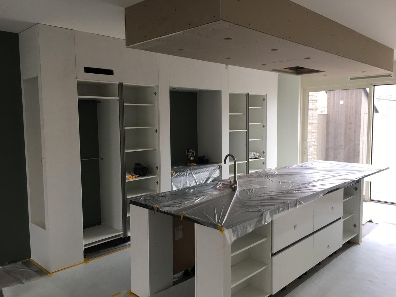 Moderne keuken met timmerwerken en opbergkasten.