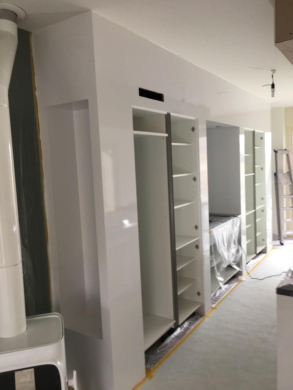Op maat gemaakte houten kasten en interieurafwerking in nieuwbouw woning.