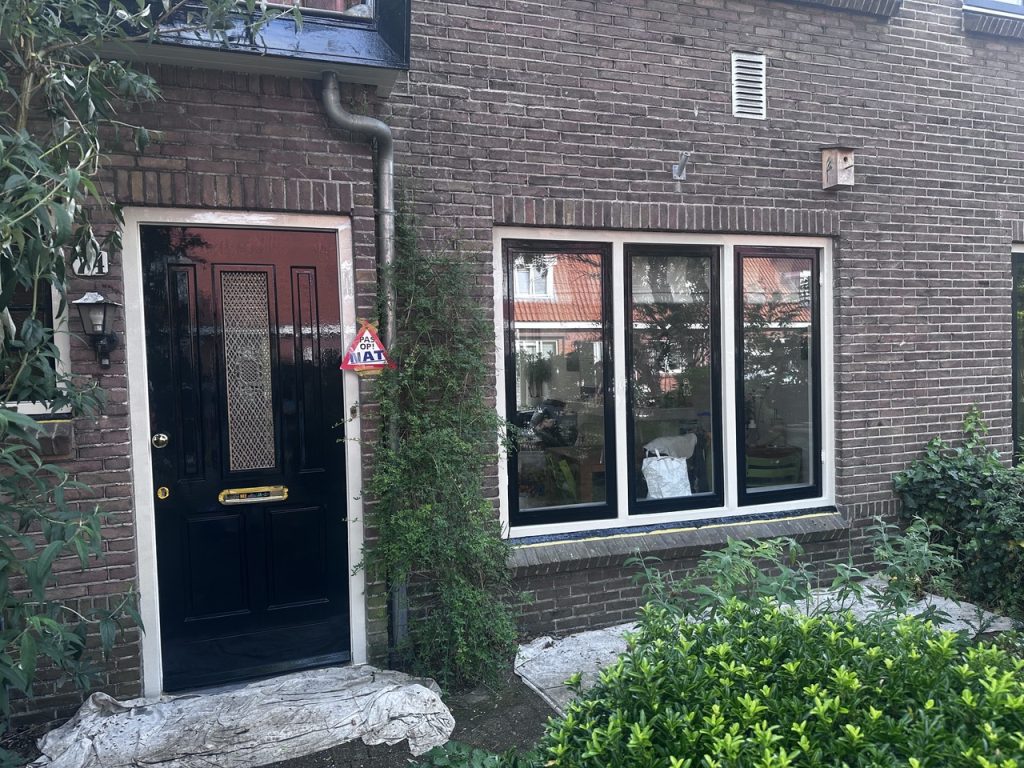Overzicht voorgevel woning Bussum met geschilderd houtwerk