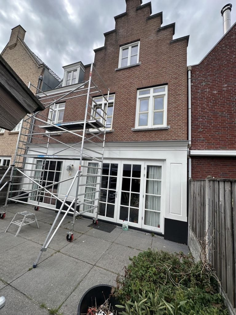 Hoogwerker voor houtrot herstel aan voorgevel - Almere Poort