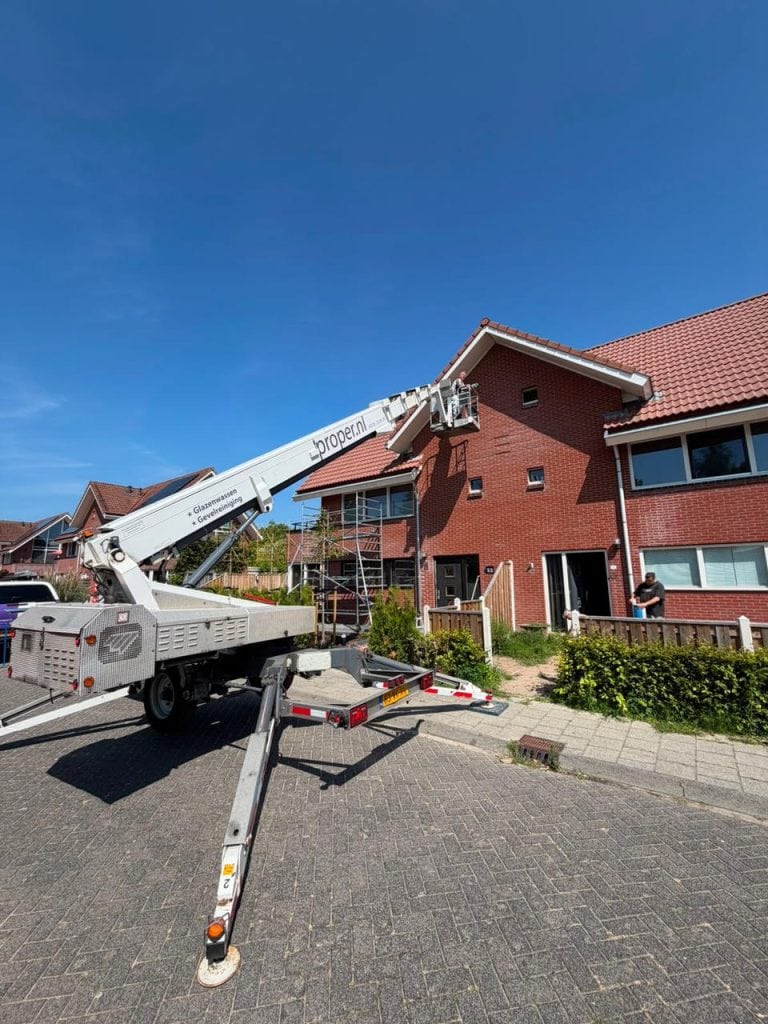 Hoogwerker bij buitenschilderwerk aan woning in Pauwenburg Lelystad
