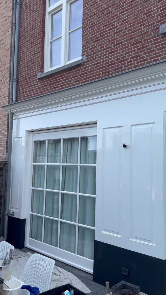 Gerenoveerde pui met witte kozijnen en donkere plint Almere Poort